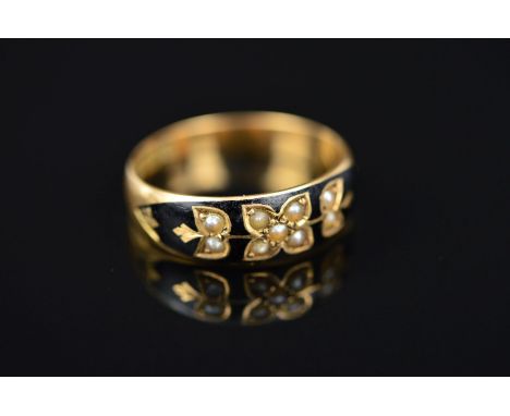 A LATE VICTORIAN 15CT GOLD ENAMEL AND SPLIT PEARL RING, the tapered band set with split pearls in a floral design to the blac