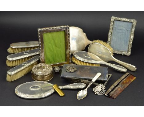 A PARCEL OF SILVER, including an Edwardian silver mounted wooden box, a.f, London 1903, two rectangular silver mounted easel 