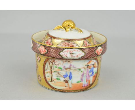 AN EARLY 19TH CENTURY CHINESE EXPORT BOWL AND COVER, the domed cover with gilt berry and leaf finial above a deep border of i