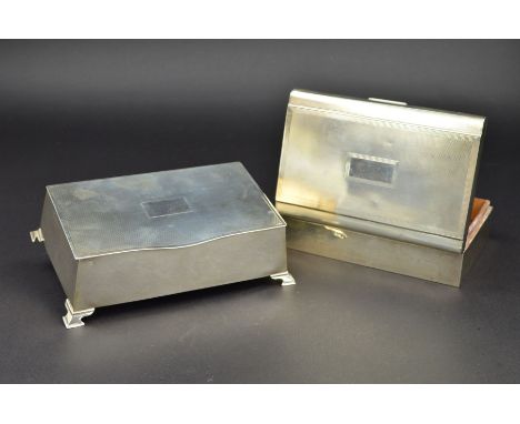 A GEORGE VI RECTANGULAR SILVER CIGARETTE BOX, engine turned hinged lid with blind cartouche, sloped sides to bracket feet, wo