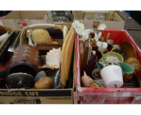 A large collection of miscellaneous collectables.