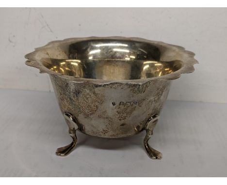 An early 20th century silver sugar bowl raised on four feet hallmarked Birmingham 1911, 85.2g Location: 