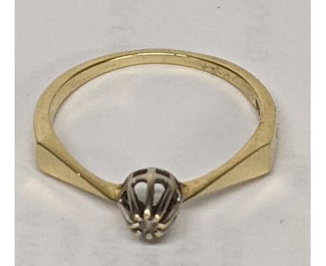 A 14ct gold ladies ring 2.1g Location: 