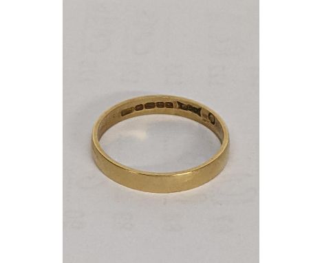 A 18ct gold wedding ring, 2.8gLocation: 