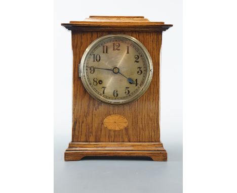An oak mantle clock, 31 cm high