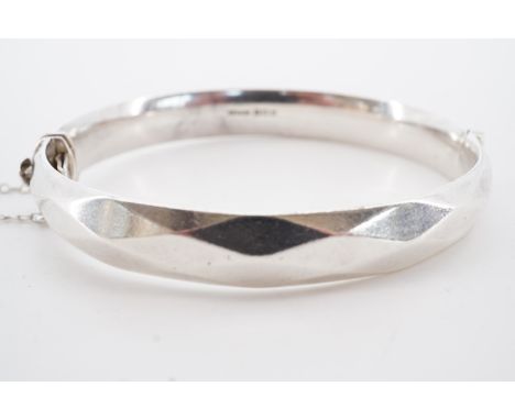 A 1970s heavy silver hinged bangle, faceted overall, Birmingham, 1973, 46 g, 62 x 53 mm
