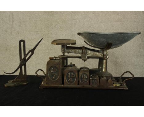 A set of vintage scales complete with its weights and balancing tool. H.25 x W.44cm. 