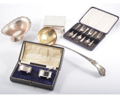 A cased set of oval silver salts with spoons and blue glass liners, Birmingham 1922, a cased set of silver teaspoons Sheffiel