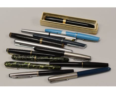 A PARCEL OF VINTAGE & OTHER FOUNTAIN PENS including mottled Conway Stewart, boxed Conway Stewart, Parker etc