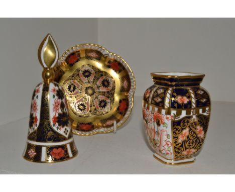 A Royal Crown Derby 1128 Imari solid gold banded petal tray, second quality; a Royal Crown Derby 1128 candle snuff, first qua