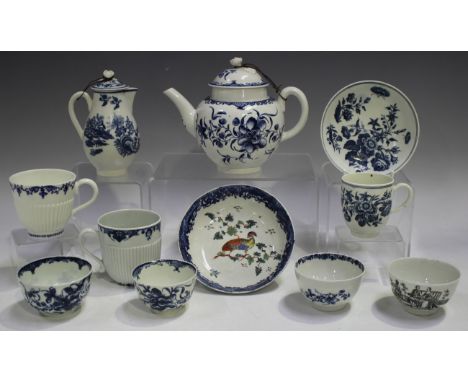 A small group of Worcester underglaze blue decorated porcelain, 1770s, comprising a Mansfield teapot and cover and two teabow