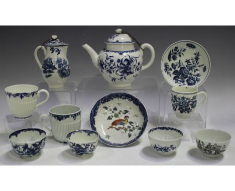 A small group of Worcester underglaze blue decorated porcelain, 1770s, comprising a Mansfield teapot and cover and two teabow