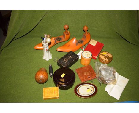 A quantity of collectables, to include: a pair of treen shoe trees; a bakelite circular box and cover; nine hat pins, various