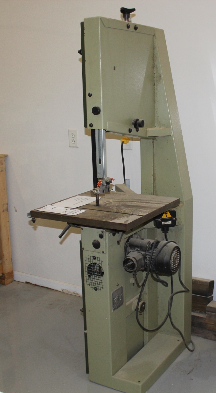 SCM 14" wood working band saw, nearly new. Model S 45120 volt