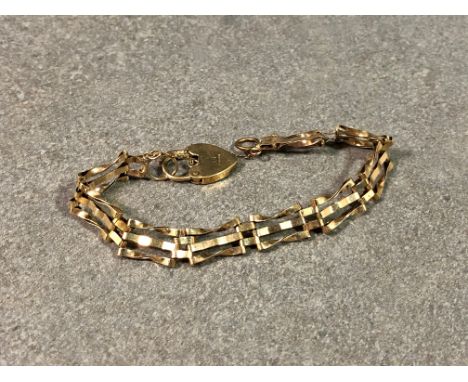 A 9ct gold gate link bracelet with heart padlock clasp  