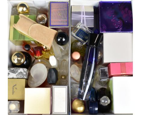 A collection of perfume bottles to include Sarah Jessica Parker, Oscar de la Renta, Christian Dior etc (qty)  
