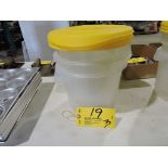 Rubbermaid storage containers, 6 qt.