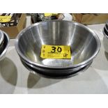 Stainless steel mixing bowls.