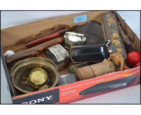 An interesting mixed lot of collectables to include a cased Sixtar photographic light meter, a Ronson chromed lighter and an 