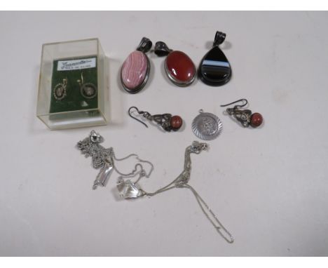 A SELECTION OF POLISHED AGATE AND SILVER PENDANTS TOGETHER WITH VARIOUS SILVER JEWELLERY ITEMS