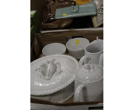 A COLLECTION OF ROYAL WORCESTER GOURMET KITCHEN WARES TO INCLUDE A LIDDED TUREEN, TEAPOT, JUG &amp; SUGAR ETC