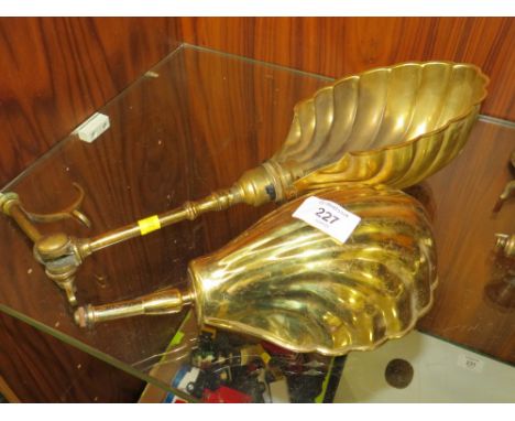 A PAIR OF VINTAGE GILT METAL SHELL SHAPED LIGHT FITTINGS A/F