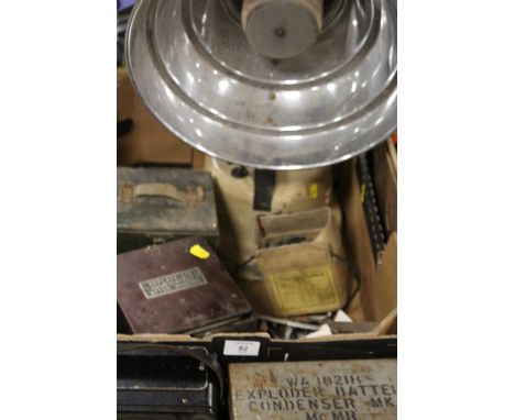 A TRAY OF VINTAGE ELECTRICALS ETC TO INCLUDE A BAKELITE AVOMETER, HEAT LAMP, ETC