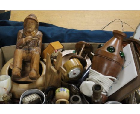 A TRAY OF ASSORTED TREEN AND METALWARE ETC., TO INCLUDE A VINTAGE HEATMASTER CRUET SET, POLISHED AGATE THERMOMETER, MODEL TRA