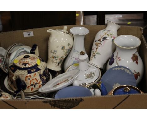 A TRAY OF ASSORTED CERAMICS ETC TO INCLUDE WEDGWOOD JASPERWARE, ROYAL WORCESTER EVESHAM, SHELLEY MABLE LUCIE ATTWELL PLATE AN