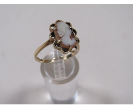 A 9CT GOLD VINTAGE CAMEO RING - APPROX 2.8g TOGETHER WITH AN ETERNITY RING (2)