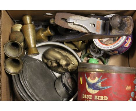 A TRAY OF ASSORTED METALWARE ETC TO INCLUDE A VINTAGE BLUEBIRD BISCUIT TIN, A RECORD 05½ PLACE, PEWTER MATS, BRASSWARE ETC