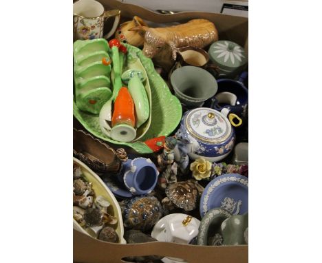 A TRAY OF ASSORTED CERAMICS AND COLLECTABLES ETC TO INCLUDE BESWICK WARE, WADE, WEDGWOOD JASPERWARE AND CARLTONWARE ETC