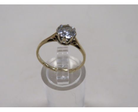 AN UNMARKED YELLOW METAL SOLITAIRE DRESS RING, RING SIZE N