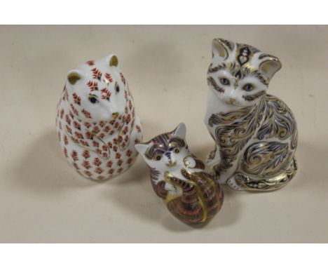 THREE ROYAL CROWN DERBY PAPERWEIGHTS COMPRISING MAJESTIC CAT - LIMITED EDITION 972 / 3500 WITH GOLD STOPPER, A BEAVER NO STOP