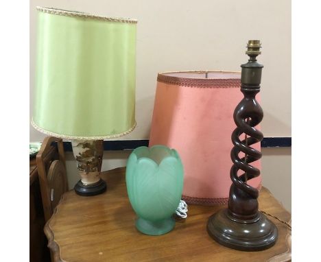 20TH CENTURY MAHOGANY SPIRAL COLUMN TABLE LAMP, 48cm high, with pink shade, along with a Chinese vase lamp with green shade a