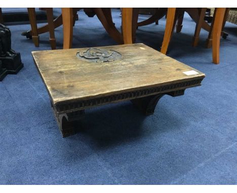 EARLY 20TH CENTURY OAK WALL BRACKET, with carved foliate panels, 40cm wide