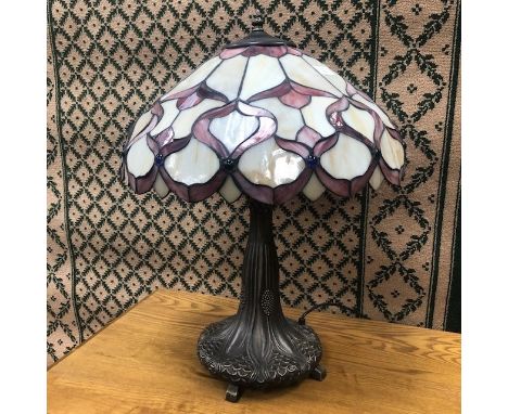 MODERN TIFFANY STYLE TABLE LAMP, 62cm high