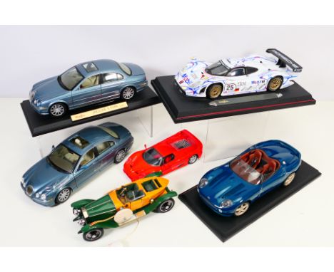 Franklin Mint, Maisto - A group of loose vehicles, some on plinths to include: Maisto Porsche 911 GT1, Jaguar XK180, Jaguar S
