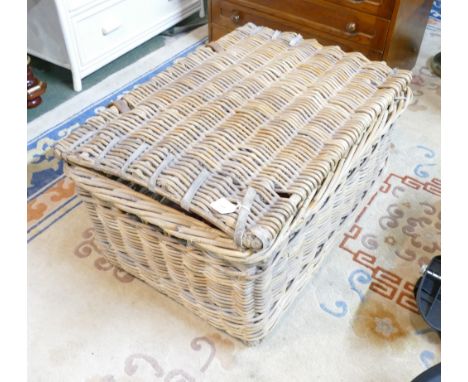 Large wicker basket/hamper 