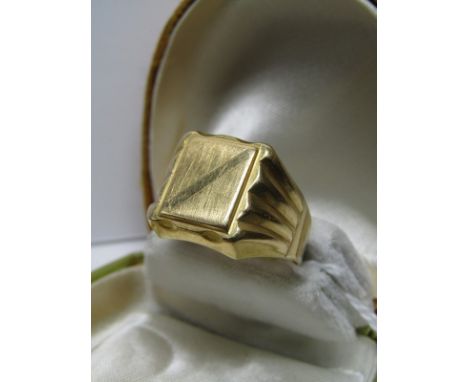 GENTLEMAN'S 18CT GOLD SIGNET RING, 6.7 grams in weight, size T/M