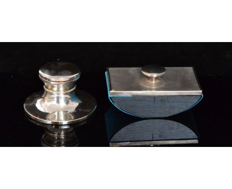 A modern hallmarked silver capstan ink well of plain form, together with a silver mounted ink rocker blotter with engine turn