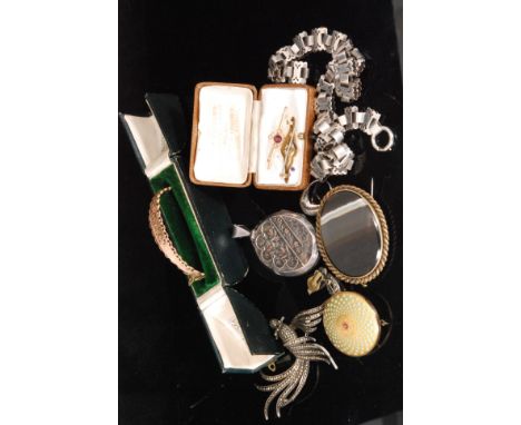 A small parcel lot of 19th Century and later jewellery to include a 9ct split pearl and garnet bar brooch, a yellow metal bro