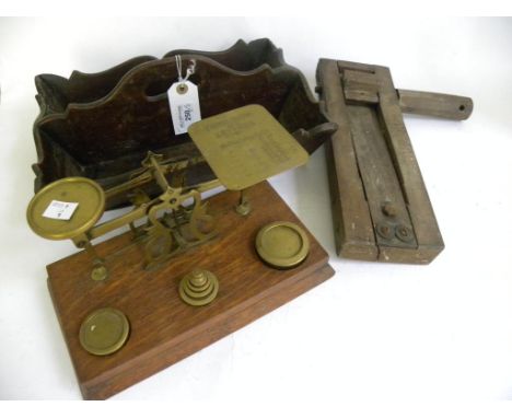 AN EDWARDIAN BRASS POSTAL BALANCE, THE BEAM STAMPED WARRANTED CORRECT ON OAK BASE WITH WEIGHTS, A 19TH CENTURY MAHOGANY CUTLE