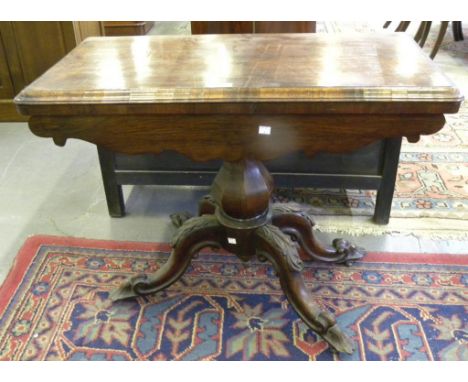 A VICTORIAN ROSEWOOD CARD TABLE ON QUADRUPLE CARVED LEGS AND SHELL FEET, WITH CASTORS