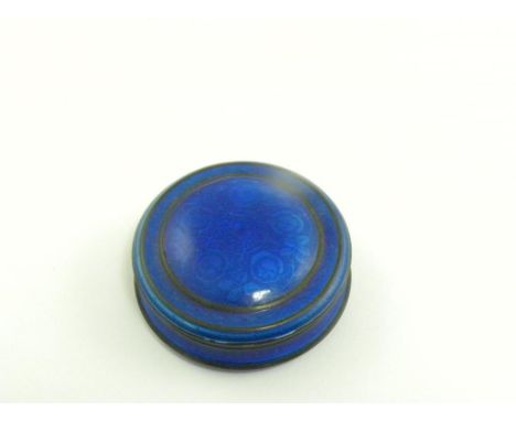 A CONTINENTAL SILVER GILT AND BLUE GUILLOCHE ENAMEL PILL BOX AND COVER, INDISTINCTLY MARKED, CIRCA 1930, 1OZ
