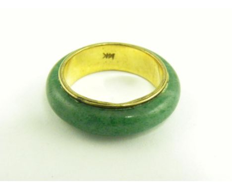 A SOUTH EAST ASIAN JADE RING WITH GOLD CORE, MARKED 14K, 3.6G