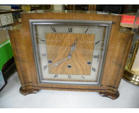 A 1930'S WALNUT MANTLE CLOCK 