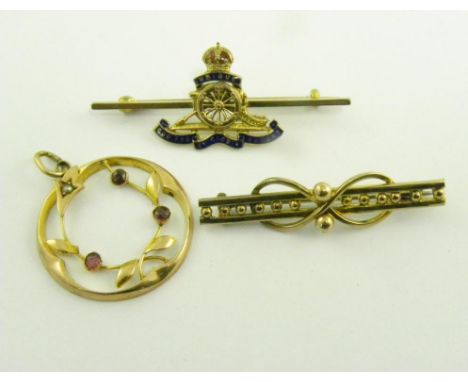 A GOLD AND ENAMEL ROYAL ARTILLERY SWEETHEART'S BROOCH, MARKED 9CT, A GOLD BAR BROOCH AND A GOLD PENDANT, 7G