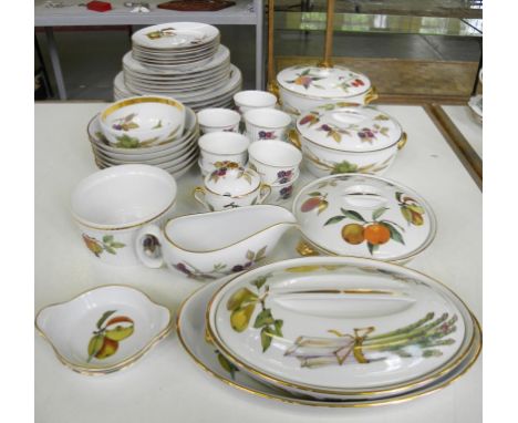 A ROYAL WORCESTER EVESHAM PATTERN DINNER SERVICE