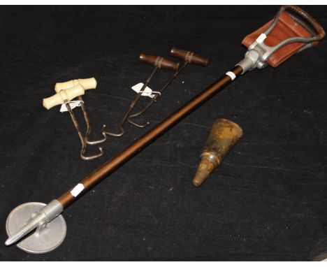 A turned horn powder flask, together with a pair of bone-handled boot pulls and a pair of wooden handled boot pulls, together